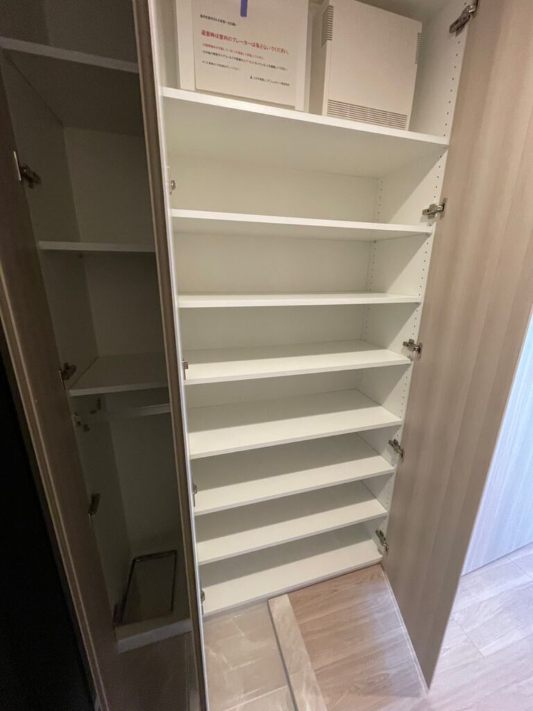 玄関のシューズボックスの画像